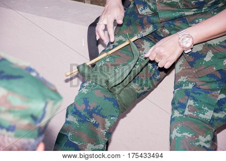 tourniquets improvice above knee apply by military asia