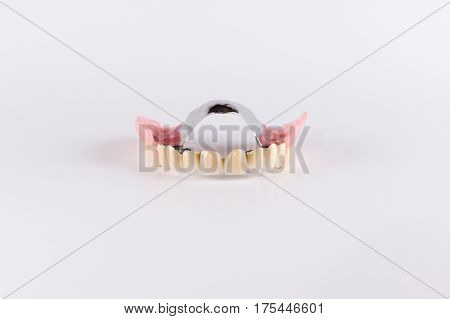 Clasp prosthesis with and attachments fixing ceramic crowns