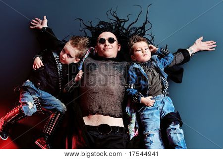 Musiker med børn liggende på et gulv. Skudt i et studie.