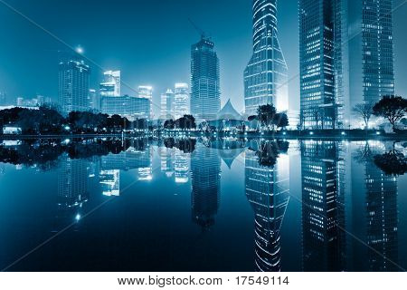 a visão noturna do centro financeiro de lujiazui, em Xangai, china.