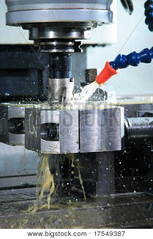 Drift af forme metal stykke maskine med metal-arbejdende kølervæske