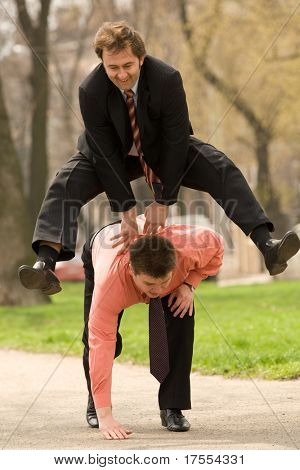 To forretningsmænd hoppe, spille leapfrog