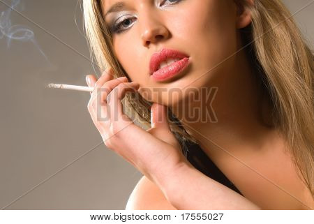 fumar cigarrillo de niña hermosa