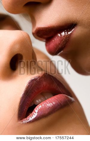 Närbild av par flicka munnar kysser