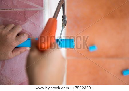 Cut long pipe to small piece with saw.