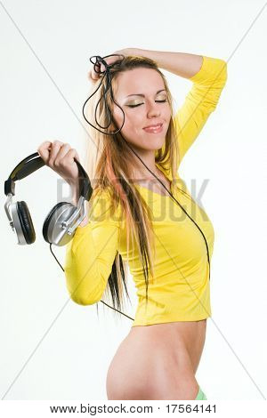 Sexy Mädchen mit Kopfhörern mit nackten Hüften