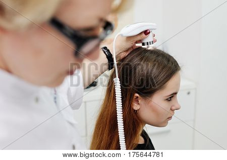 Trihoskopiya - is a method of hair examination using a special device - trihoskopa.