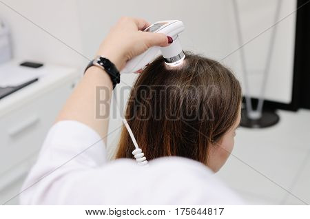 Trihoskopiya - is a method of hair examination using a special device - trihoskopa.