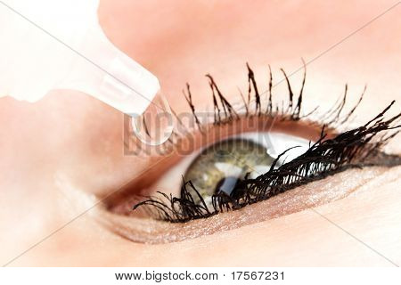 Zbliżenie Kroplomierz wprowadzenie cieczy do otwarcia oczu