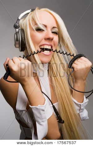 Glada blond modell bita hörlurar kabel