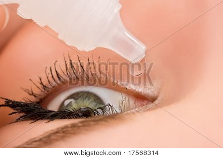 Zbliżenie Kroplomierz wprowadzenie cieczy do otwarcia oczu. Widok z góry