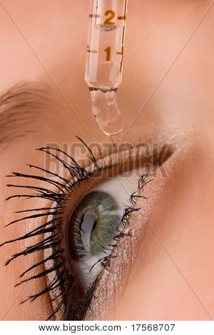 Zbliżenie Kroplomierz wprowadzenie cieczy do otwarcia oczu