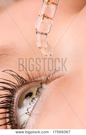 Zbliżenie Kroplomierz wprowadzenie cieczy do otwarcia oczu