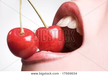 mladá žena ústa s detailním červené třešně