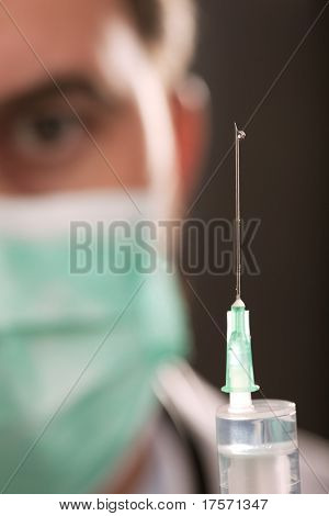Medico professionista con siringa medica nelle mani, sempre pronto per l'iniezione
