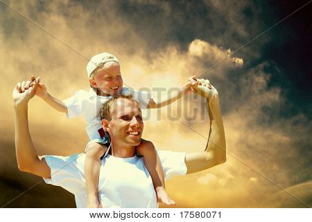 Glade far give sin søn en himmel baggrund piggyback ride