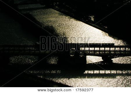 Metro em uma ponte em Paris