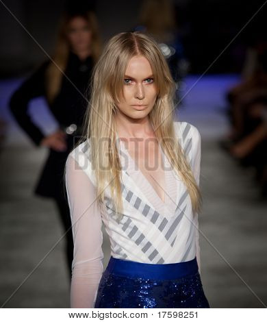 MELBOURNE - Březen 19: Model vitríny designům Alexi Freeman v Melbourne šaty 2011 L'Oreal