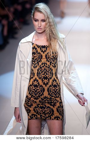 MELBOURNE - 19. März: Ein Modell zeigt Designs von September & Eve in der 2011 L'Oreal Melbourne Fashio