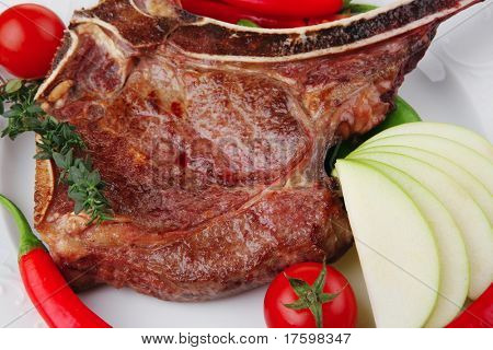 santoreggia: arrosto di manzo di ricambio rib su piatto bianco con pepe Timo posate e pomodoro sul tavolo di legno
