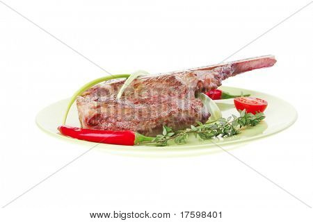 santoreggia: alla griglia ricambio rib sul piatto verde con timo pepe e pomodoro isolato su sfondo bianco