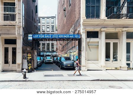 New York City, Usa - June 25, 2018: Park Lot For Sale In Mercer Street In Soho Cast Iron Historic Di