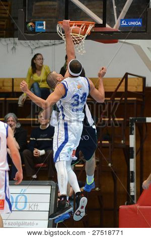 KAPOSVAR, Ungarn - 10. Dezember: Michael Fey (34) in Aktion bei einem ungarischen Meisterschaft Basketball g