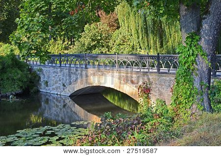 Oude vintage park brug
