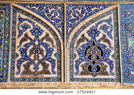 Parete di piastrelle mosaico orientale di Ateegh Jame mosque, Esfahan, Iran