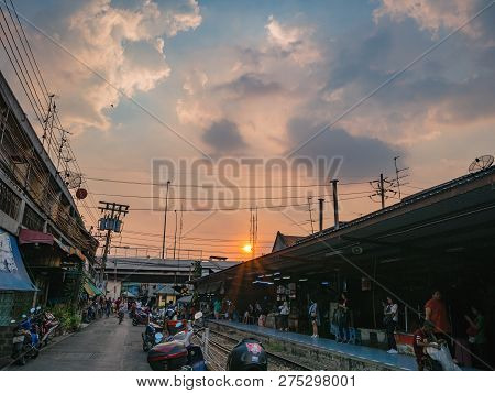 Bangkok/thailand - 28 September 2018:beautiful Sunset Sky With Talat Phlu Train Station In Bangkok C