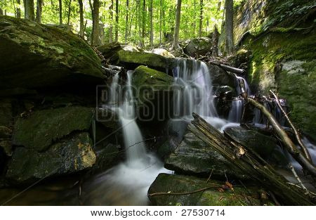 Natursköna vattnet faller på allegheny national forest.