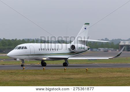 Farnborough, Uk - July 20, 2014: Dassault Falcon 2000ex Luxury Business Jet Vh-ram.