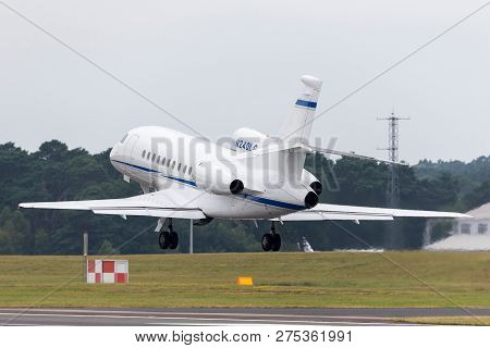 Farnborough, Uk - July 20, 2014: Dassault Falcon 900ex Business Jet N240lg.