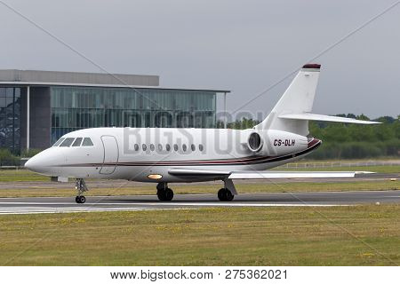 Farnborough, Uk - July 20, 2014: Netjets Dassault Falcon 2000ex Private Jet Aircraft Cs-dlh.