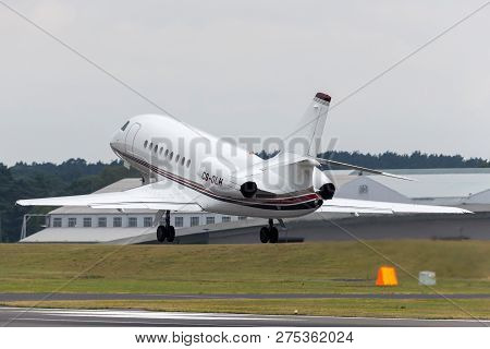Farnborough, Uk - July 20, 2014: Netjets Dassault Falcon 2000ex Private Jet Aircraft Cs-dlh.