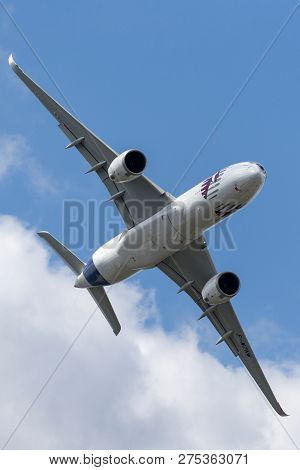 Farnborough, Uk - July 16, 2014: Airbus A350-941 Commercial Aircraft With A Hybrid Airbus/qatar Airw
