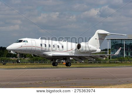 Farnborough, Uk - July 17, 2014: Bombardier Challenger 300 (bd-100-1a10) Corporate Jet Aircraft Oh-f