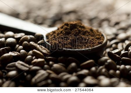 เมล็ดกาแฟและพื้นดินที่ มีช้อน