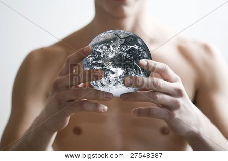 Młody mężczyzna na białym tle z planety. Dzięki uprzejmości NASA obraz świata: http://visibleearth.nasa.go