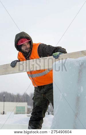 Slinger In An Orange Helmet On Unloading