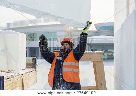 Slinger In An Orange Helmet On Unloading