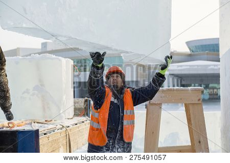 Slinger In An Orange Helmet On Unloading