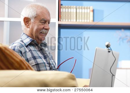 Anziano uomo/nonno parlare tramite webcam
