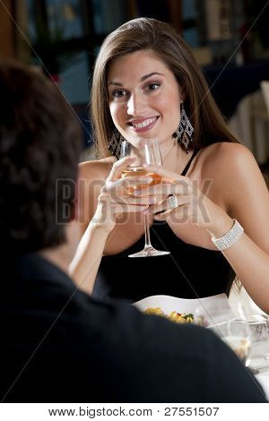 Elegante casal no restaurante
