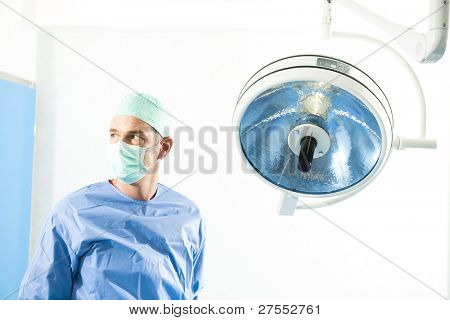 一个男性外科手术室里面的肖像