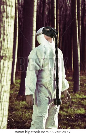 Homem com máscara de gás na floresta