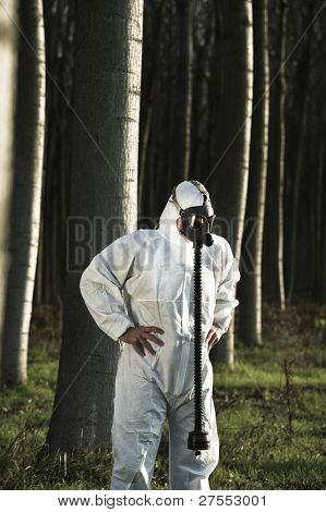 Homem com máscara de gás na floresta