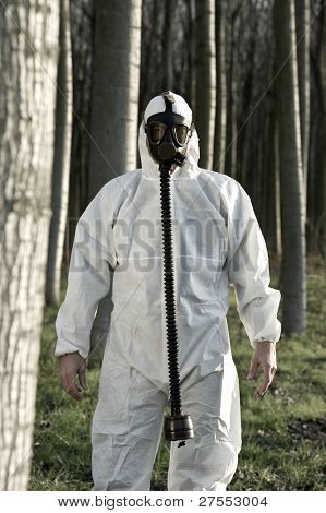 Homem com máscara de gás na floresta
