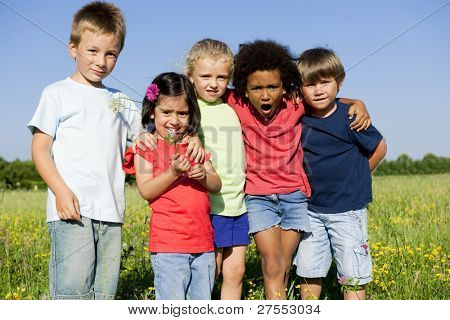 Multi-etnische groep kinderen buiten
