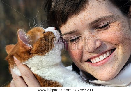 สาวแฮปปี้ Freckled และแมวตลกสีแดง